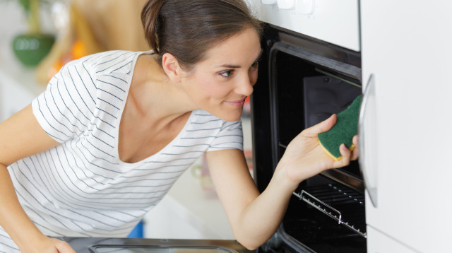 ניקיון התנור (צילום: אינגאימג')