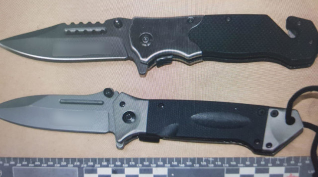 אמצעי הלחימה ששימשו את החשודים (צילום: דוברות המשטרה)