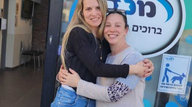 עברה לידה שקטה ובליווי עובדת סוציאלית הביאה לעולם תאומות (צילום: מכבי שירותי בריאות)