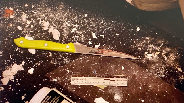 הסכין בה השתמש החשוד (צילום: דוברות המשטרה)