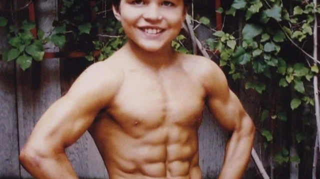 ר'צארד סנדרק, הרקולס הקטן, בגיל 8 (צילום: צילום מסך, REDDIT)