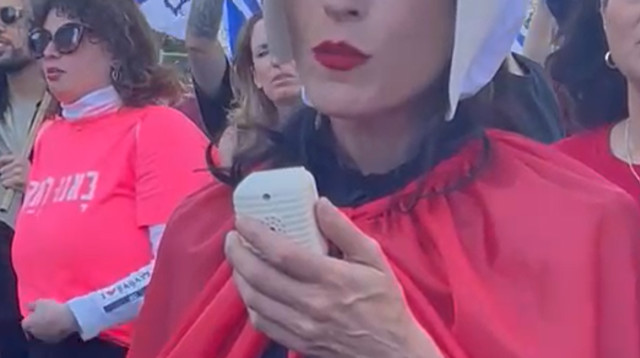 אפרת גוש ב"צעדת השפחות" (צילום: בונות אלטרנטיבה)