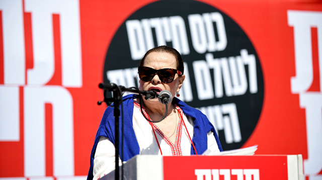 גילה אלמגור בעצרת אמנים נגד הרפורמה המשפטית (צילום: רן בירן)