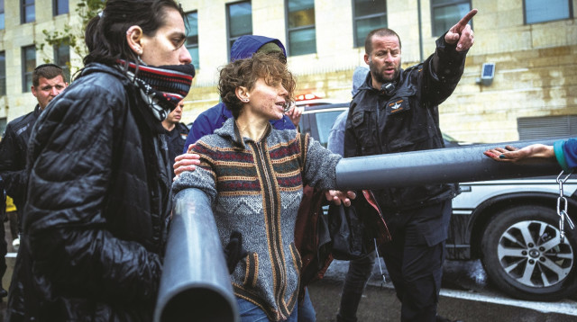 מפגינה נגד המהפכה המשפטית  (צילום: יונתן זינדל, פלאש 90)