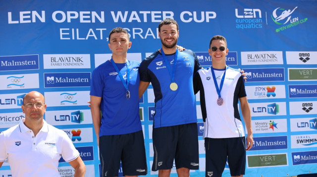 ציפה ליותר. מתן רודיטי, במרכז (צילום: אתר רשמי, פטריסיה בן עזרא כרמלי, איגוד השחייה)