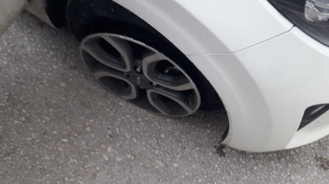 צמיגי הרכב בו נהגו החשודים (צילום: שימוש לפי סעיף 27א')