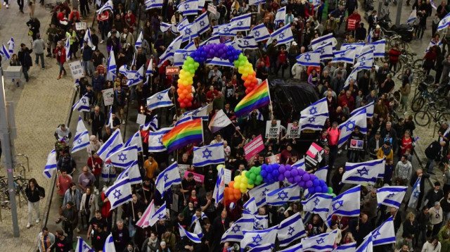 המונים מפגינים בתל אביב  (צילום: אבשלום ששוני)