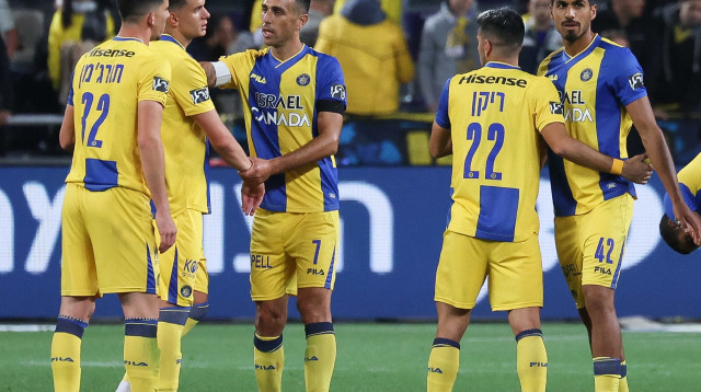 שחקני מכבי תל אביב, ערן זהבי, דור פרץ, אבי ריקן (צילום: ברני ארדוב)