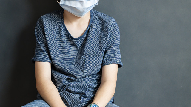 ילד עם מסיכה (צילום: אינגאימג)