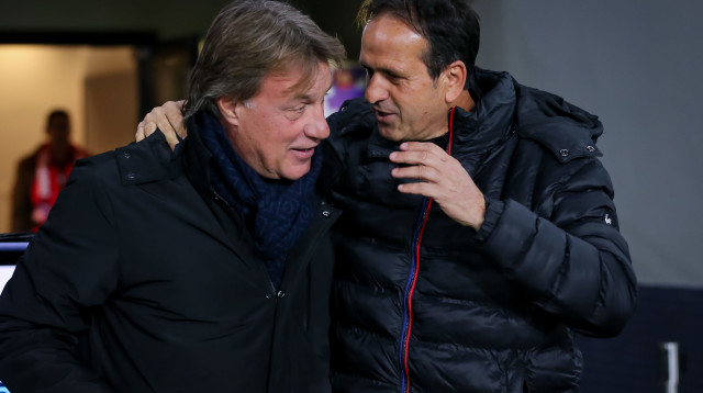 מאמן הפועל חיפה רוני לוי עם מאמן עירוני קרית שמונה סלובודן דראפיץ' (צילום: מאור אלקסלסי)