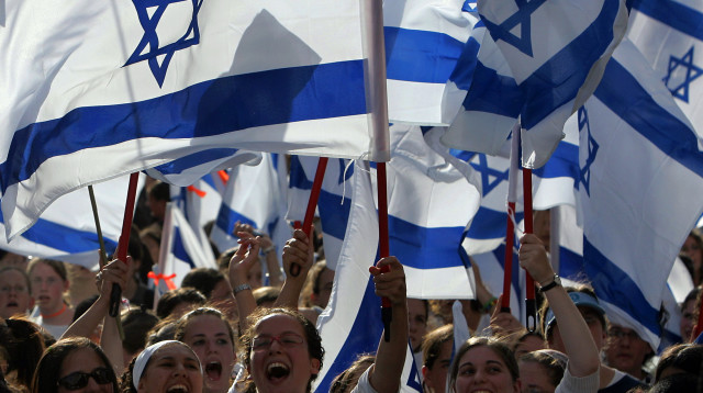 ישראלים עם דגל ישראל (צילום: REUTERS/Eliana Aponte)