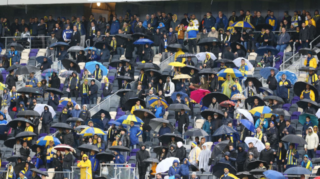 אוהדי מכבי תל אביב עם מטריות, גשם, אצטדיון בלומפילד (צילום: לירון מולדובן)