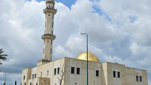 המסגד בו נערכה הסולחה ברהט (צילום: ארנולד נטייב)