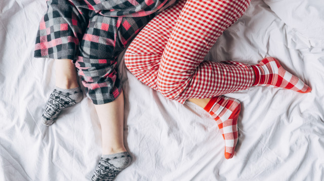 שינה עם גרביים (צילום: אינגאימג')