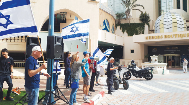 המפגינים מול ועידת איגוד התאגידים העירוניים ברשויות המקומיות (צילום: יובל בגנו)