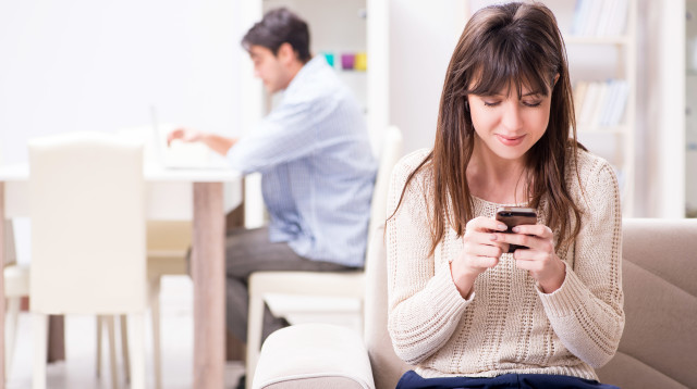 בגדה בארוסה עם קולגה המבוגר ממנה ב-20 שנה (צילום: אינג'אימג')