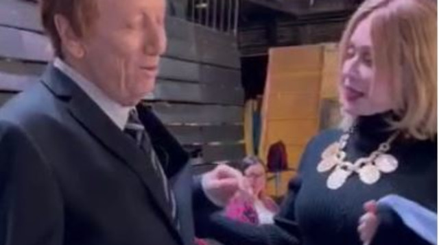 "סנדרה שדה", המגולמת על ידי עלמה זק, פוגשת את מוני מושונוב על סט הצילומים של ארץ נהדרת (צילום: באדיבות קשת 12)