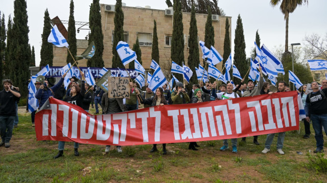 המילואימניקים מפגינים מול ביתו של יו"ר ש"ס אריה דרעי (צילום: בן כהן)