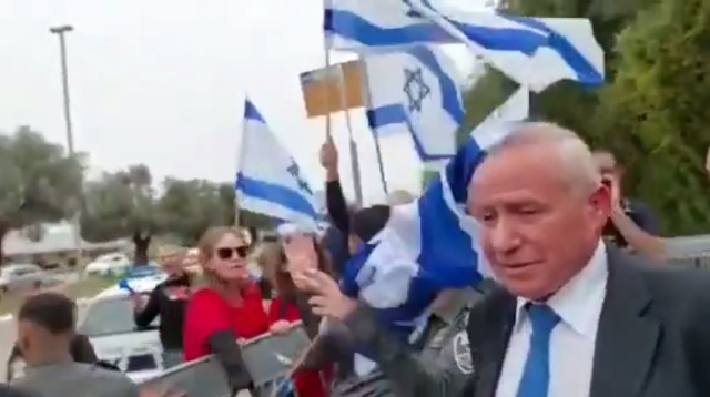 אבי דיכטר מותקף (צילום: רשתות חברתיות)