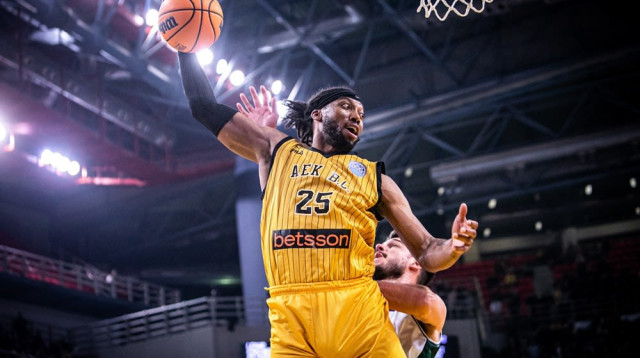 מרחף לפסגת טבלת מלך הריבאונדים בליגת האלופות. אקיל מיצ'ל (צילום: אתר רשמי, ליגת האלופות)