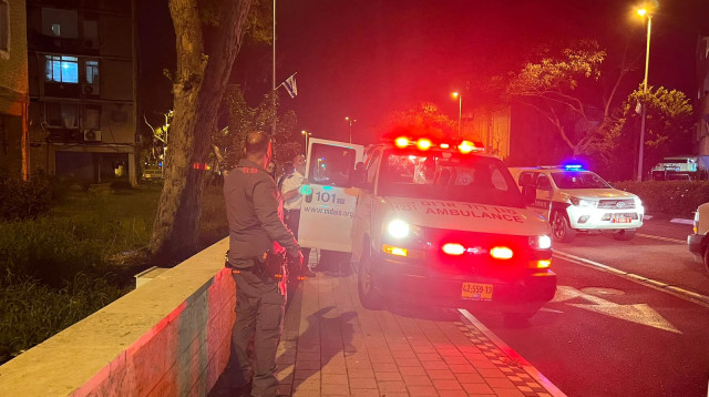 אמבולנס בקרית אתא (צילום: דוברות המשטרה)