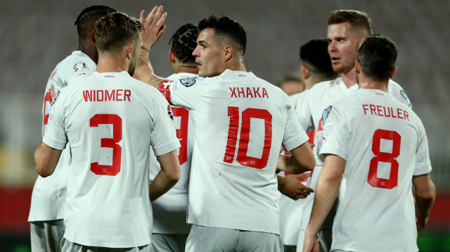 שחקני נבחרת שוויץ חוגגים יחד עם גרניט ג'אקה (צילום: רויטרס)