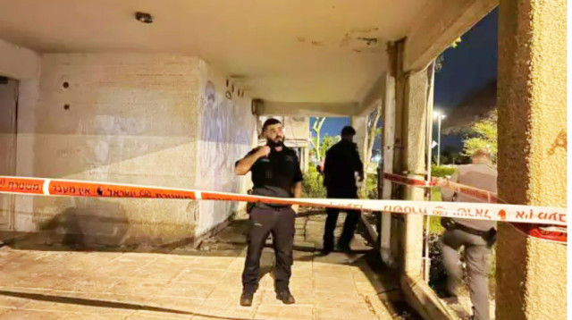 זירת הרצח בקרית אתא (צילום: דוברות המשטרה)