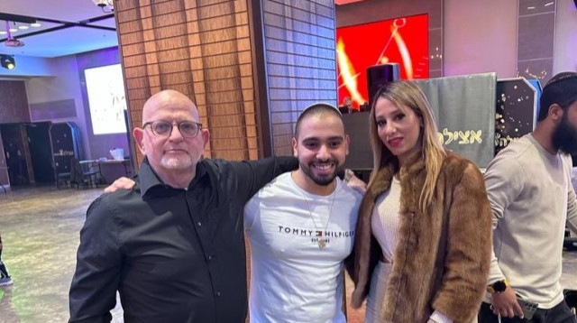 עורכי הדין כרמית שחיבר ואילן כץ עם אלאור אזריה  (צילום: יח"צ)