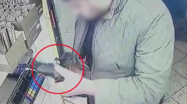 החשוד עם נשק לא חוקי (צילום: דוברות המשטרה)