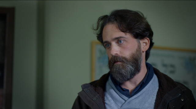 תום אבני ב"מלאך משחית" (צילום: באדיבות כאן 11, סטודיו ענני, A+E Studio)