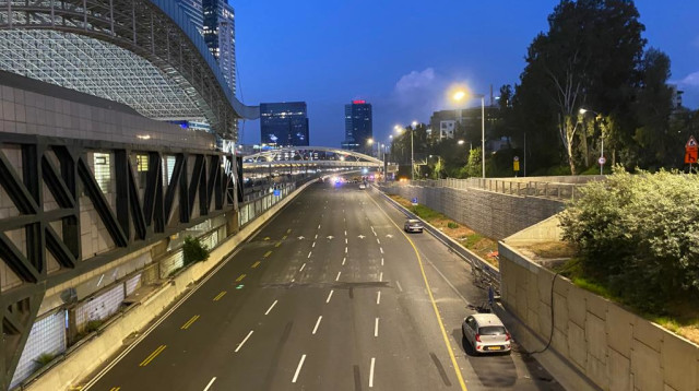 איילון חסום לתנועה, הבוקר (צילום: אבשלום ששוני)