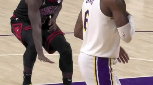 פטריק בברלי מקניט את לברון ג'יימס (צילום: צילום מסך, מתוך שידורי הטלוויזיה)