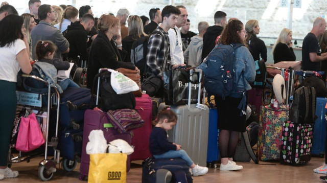 נוסעים בנתב"ג לאחר ההכרזה על השביתה וביטול הטיסות (צילום: אבשלום ששוני)