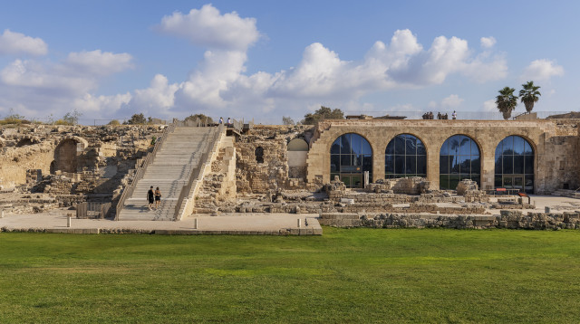 מרכז המבקרים בנמל קיסריה (צילום: אסף פינצ'וק)