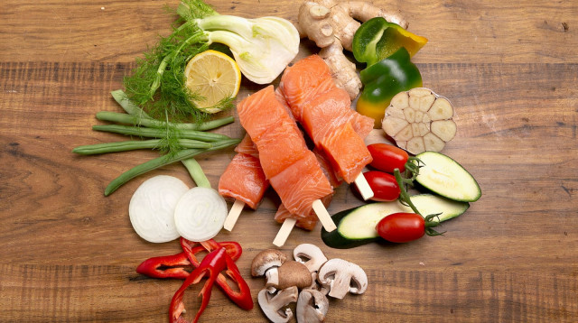 שיפודי דג סלמון טרי וירקות. מלח פלפל ולתנור (צילום: אבי וולדמן)