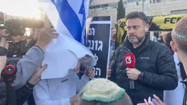 כתב חדשות 13 יוסי אלי בהפגנת תומכי הרפורמה, לפני שהותקף ע"י המפגינים (צילום: באדיבות חדשות 13)