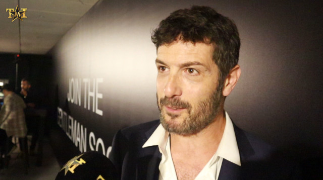 רון שחר בהשקת הבושם החדש של GIVENCHY (צילום: צילום מסך מתוך הסרט)