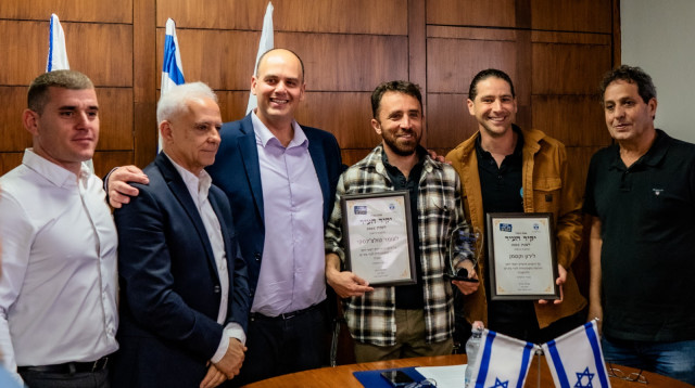 יהודה הרוש, עומר טולצ'ינסקי, ירון וקסמן, צביקה ברוט, אלי יריב, ירון לוי (צילום: עיריית בת ים)