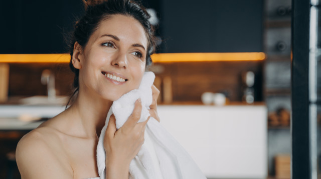 שגרת טיפוח. לא לשטף את הפנים יותר מפעמיים ביום (צילום: אינגאימג')