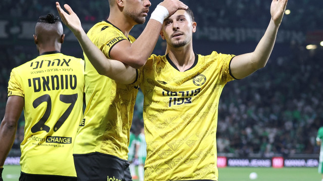 לירן רוטמן עם רז שלמה שחקני מכבי נתניה חוגגים (צילום: ברני ארדוב)