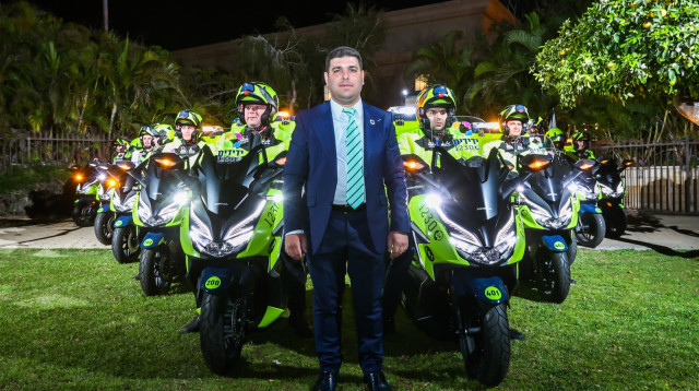 מנכ"ל ידידים ישראל אלמסי והאופנועים החדשים (צילום: אוראל עזרא)