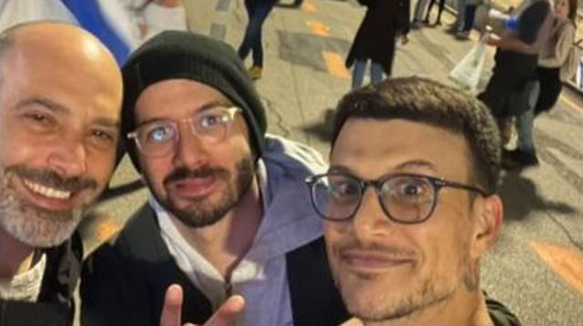 אסי עזר ורן דנקר בהפגנה (צילום: צילום מסך אינסטגרם)