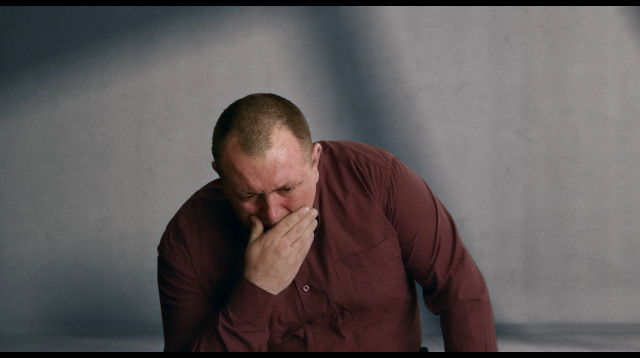 רומן זדורוב ב"צל של אמת" (צילום: איתן חתוכה)