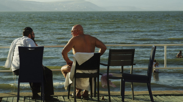 חילוני וחרדי על שפת הכנרת (צילום: ארכיון מנדי הכטמן, פלאש 90)