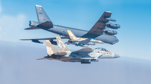 מפציץ אמריקאי ומטוסי קרב ישראליים  (צילום: פיקוד מרכז ארה"ב)