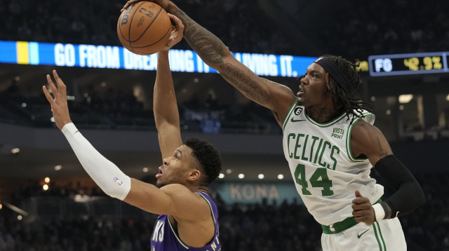 שחקן בוסטון סלטיקס רוברט וויליאמס חוסם את שחקן מילווקי באקס יאניס אנטטוקומפו (צילום: GettyImages, Patrick McDermott)