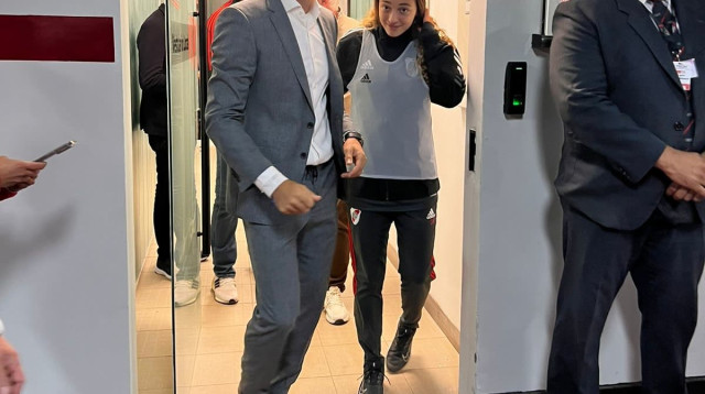 מאמן ריבר פלייט מרטין דמיצ'ליס עם מביאת כדורים שעזרה לכבוש שער (צילום: צילום מסך, טוויטר)