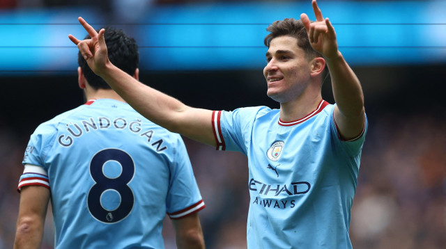 חוליאן אלברס שחקן מנצ'סטר סיטי חוגג שער (צילום: רויטרס)