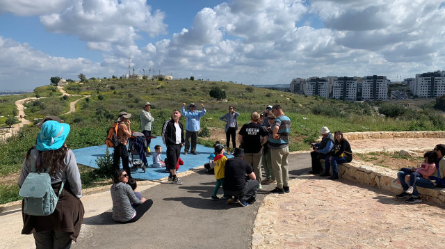 מטיילים בגן הלאומי מגדל צדק  (צילום: רשות הטבע והגנים)