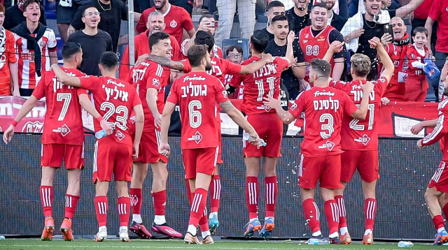 שחקני הפועל תל אביב חוגגים (צילום: אריאל שלום)